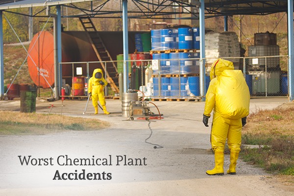 Dos personas que usan trajes de materiales peligrosos están trabajando en una planta química, con las palabras, los peores accidentes de plantas químicas.