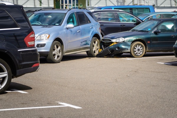 Una colisión trasera en un estacionamiento.