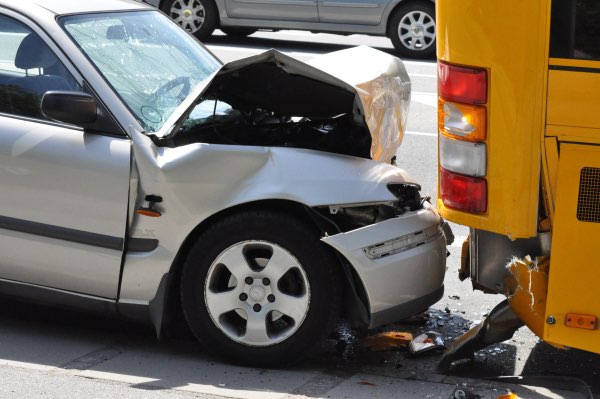  Un automóvil ha chocado con la parte trasera de un autobús escolar.