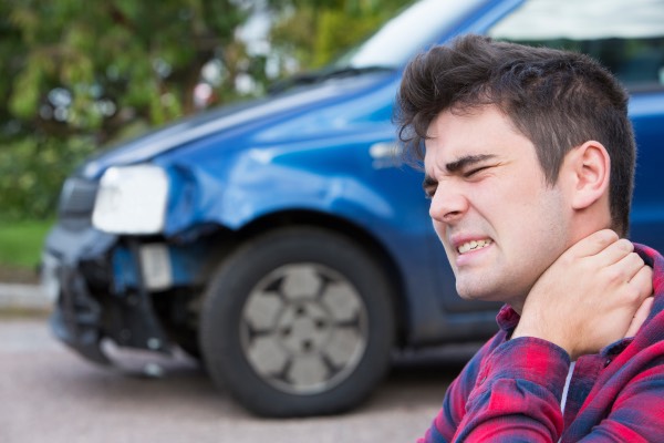 Un hombre sufre latigazo cervical después de un accidente automovilístico.